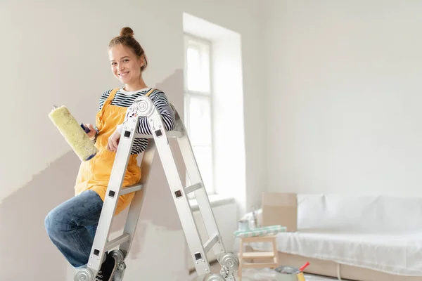 快乐的年轻女人重建家园 粉刷墙壁 堕落妇女和可持续生活方式的概念 — 图库照片