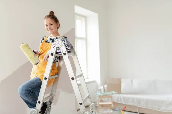 Joyeux Jeune Femme Refaisant Nouvelle Maison Peignant Des Murs Concept — Photo