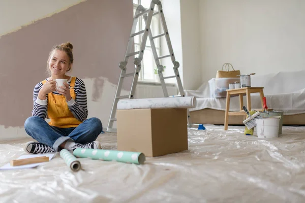 Jovem Feliz Tendo Pausa Durante Renovação Sua Casa Pensando Novos — Fotografia de Stock