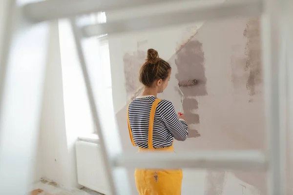 Szczęśliwa Młoda Kobieta Odbudowuje Swój Nowy Dom Maluje Ściany Koncepcja — Zdjęcie stockowe