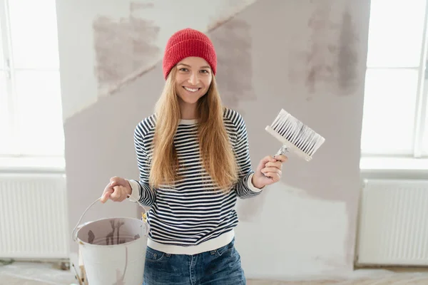 Joyeux Jeune Femme Refaisant Nouvelle Maison Peignant Des Murs Concept — Photo