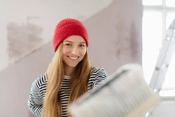 Retrato Una Joven Feliz Rehaciendo Nueva Casa Pintando Paredes Concepto — Foto de Stock