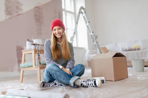 Jovem Feliz Tendo Ruptura Durante Pintura Paredes Sua Casa Pensando — Fotografia de Stock