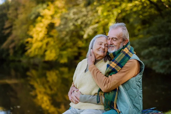 Pareja Mayor Enamorada Abrazándose Cerca Lago Durante Día Otoño —  Fotos de Stock