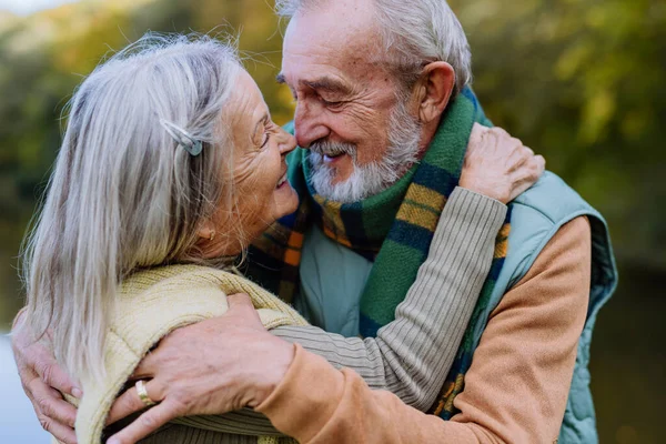 Senior Pár Lásce Objímání Navzájem Podzimním Lese — Stock fotografie