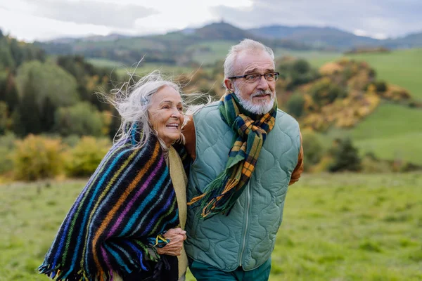 Счастливая Старшая Пара Гуляющая Осенью — стоковое фото