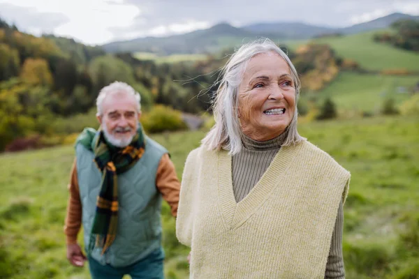 Porträt Eines Glücklichen Senioren Paares Beim Wandern Der Herbstlichen Natur — Stockfoto