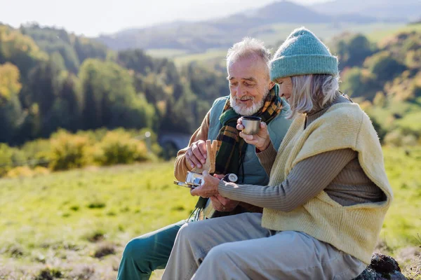 Pareja Mayor Tomando Descanso Durante Senderismo Otoño Naturaleza — Foto de Stock