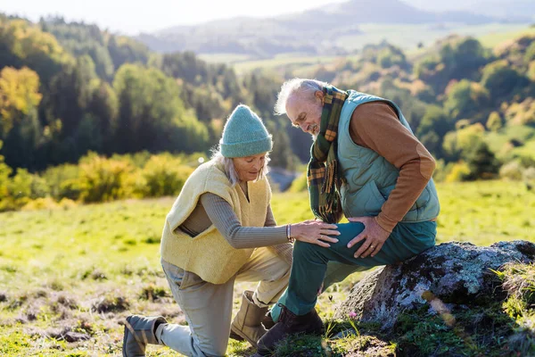 Homme Âgé Genou Douloureux Reposant Pendant Marche Automne Femme Prenant — Photo