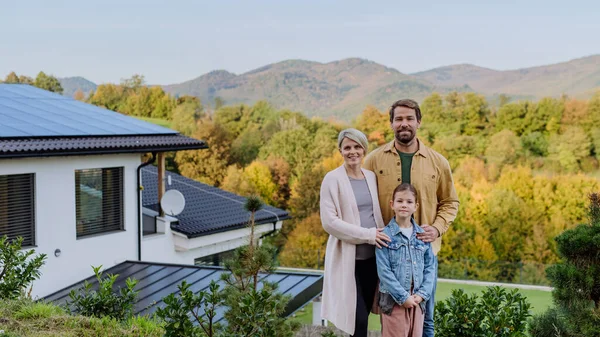 Happy Family House Solar Panels Alternative Energy Saving Resources Sustainable — Stock Photo, Image