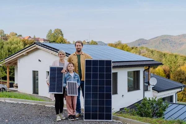 Lycklig Familj Nära Sitt Hus Med Solpaneler Alternativ Energi Resursbesparing — Stockfoto