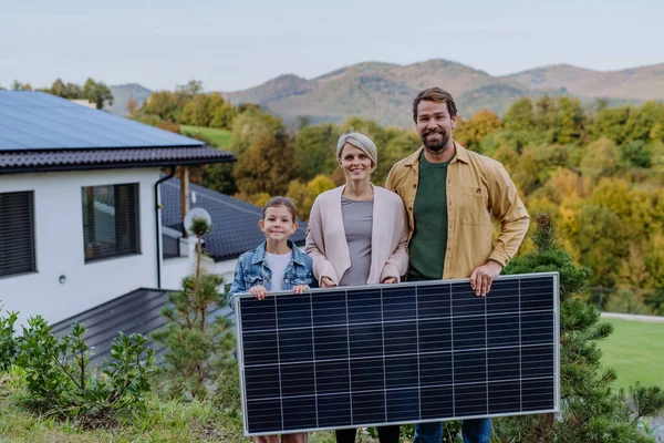 Lycklig Familj Nära Sitt Hus Med Solpanel Alternativ Energi Resursbesparing — Stockfoto