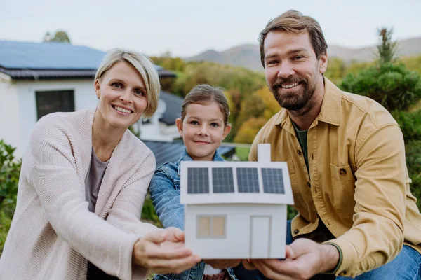 Ευτυχής Οικογένεια Κρατώντας Χάρτινο Μοντέλο Του Σπιτιού Ηλιακά Πάνελ Εναλλακτική — Φωτογραφία Αρχείου