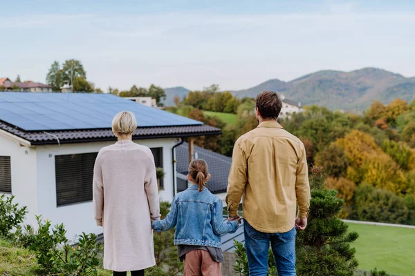 Bakifrån Familjen Tittar Sitt Hus Med Solpaneler Alternativ Energi Spara — Stockfoto