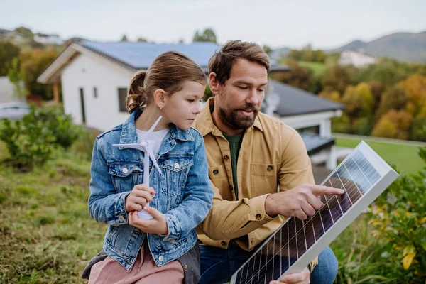Padre Mostrando Pequeña Hija Paneles Fotovoltaicos Solares Explicando Cómo Funciona —  Fotos de Stock