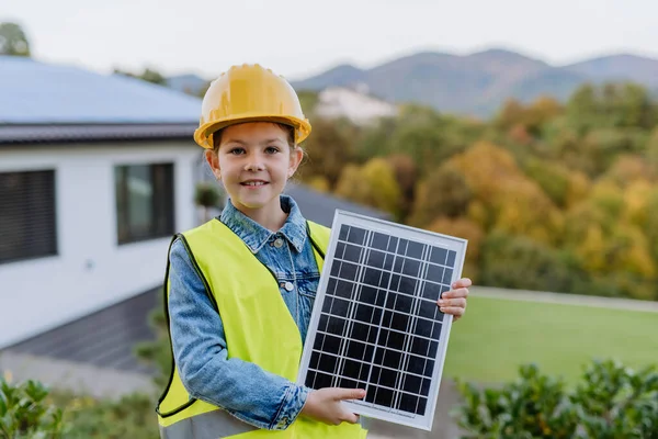 Dziewczynka Kasku Ochronnym Kamizelce Odblaskowej Fotowoltaicznym Panelem Słonecznym Alternatywna Energia — Zdjęcie stockowe