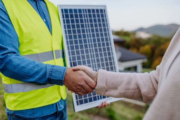 Close Handyman Photovoltaics Panels Installer Shaking Hand Owner House — Stock Photo, Image