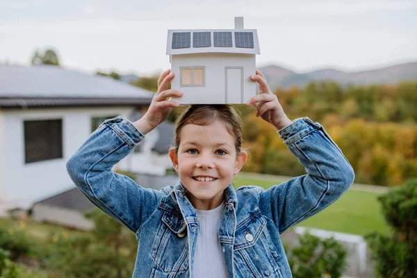 Tutup Gadis Bahagia Memegang Kertas Model Rumah Dengan Panel Surya — Stok Foto