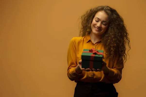 Portrait Jeune Femme Heureuse Tenant Une Boîte Cadeau Fond Orange — Photo
