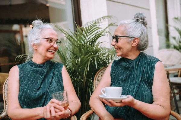 Glückliche Seniorinnen Bei Einer Kaffeepause Der Stadt Lächeln Und Reden — Stockfoto