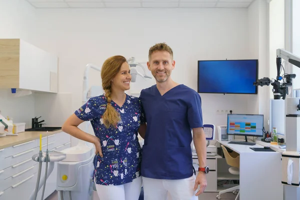 Zahnarzt Posiert Mit Einer Krankenschwester Krankenwagen — Stockfoto