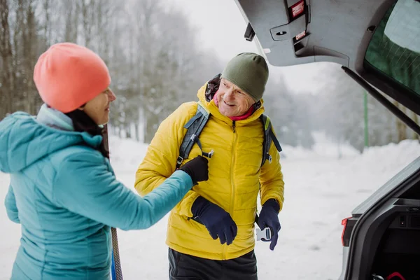 Coppia Anziana Vicino Bagagliaio Dell Auto Che Prepara Escursioni Invernali — Foto Stock