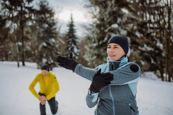 Senior Coppia Riscaldamento Stretching Nella Foresta Prima Dell Escursione Invernale — Foto Stock