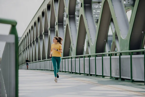 Mujer Joven Corriendo Puente Ciudad Estilo Vida Saludable Concepto Deporte — Foto de Stock