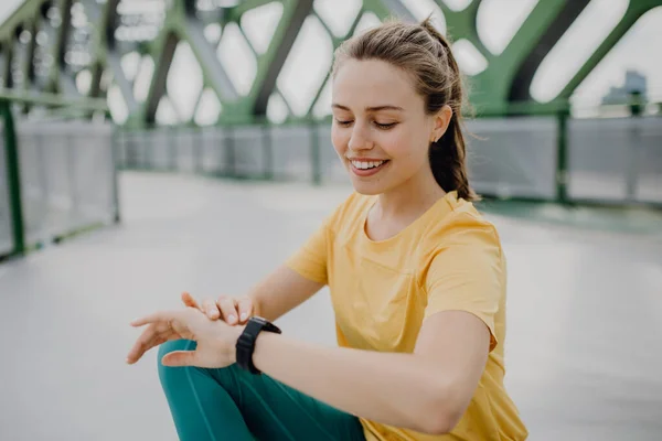 Giovane Donna Che Controlla Uno Smartwatch Città Prepara Correre Stile — Foto Stock