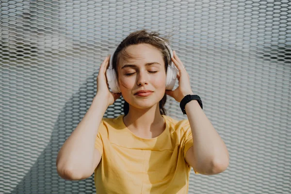 Portrait Young Woman Listening Music Trough Headphones — Stock Photo, Image