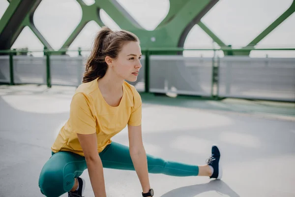 Mujer Joven Haciendo Estiramiento Una Ciudad Preparándose Para Correr Estilo —  Fotos de Stock