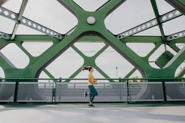 Mujer Joven Corriendo Puente Ciudad Estilo Vida Saludable Concepto Deporte — Foto de Stock