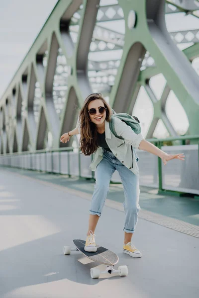 Mladá Žena Zbavuje Skateboardu Městském Mostě Mládež Kultura Dojíždění Koncepce — Stock fotografie