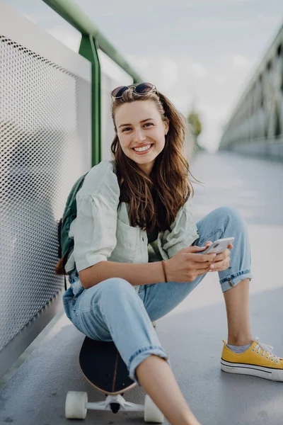 Giovane Donna Felice Seduta Uno Skateboard Ponte Cittadino Cultura Giovanile — Foto Stock