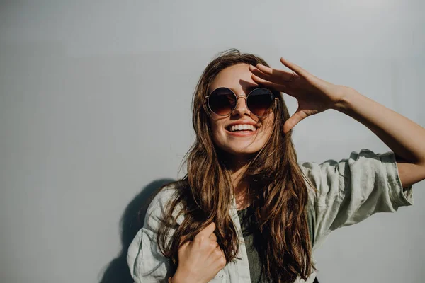 Porträt Einer Glücklichen Jungen Frau Freien Mit Rucksack Und Sonnenbrille — Stockfoto