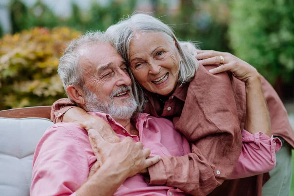 Happy Couple Relaxing Together Garden — Stock Photo, Image