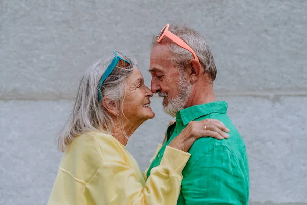 Portretul Unui Cuplu Vârstă Îndrăgostit Haine Colorate — Fotografie, imagine de stoc