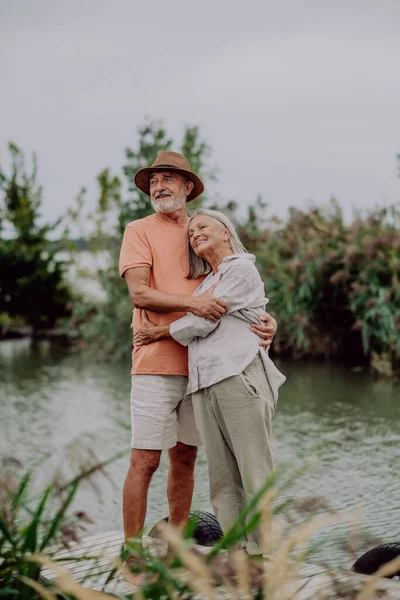 Ευτυχισμένο Ζευγάρι Ηλικιωμένων Αγκαλιάζονται Στο Περπάτημα Κοντά Στη Λίμνη Κατά — Φωτογραφία Αρχείου