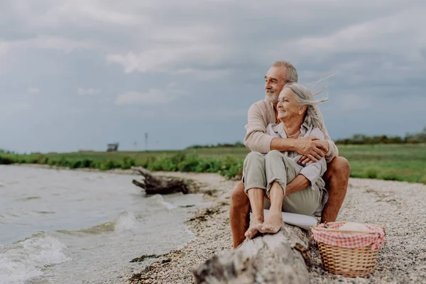 Starší Pár Sedí Mají Romantický Moment Podzimního Moře — Stock fotografie