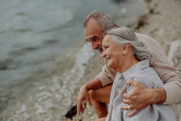 Ηλικιωμένο Ζευγάρι Κάθεται Και Έχει Ρομαντική Στιγμή Στην Φθινοπωρινή Θάλασσα — Φωτογραφία Αρχείου