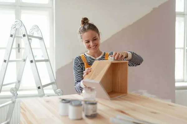 Retrato Jovem Mulher Refazendo Prateleira Sua Casa Conceito Reutilização Materiais — Fotografia de Stock