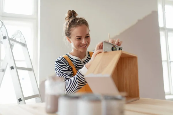 Portrait Young Woman Remaking Shelf Her House Concept Reusing Materials — Stock Photo, Image