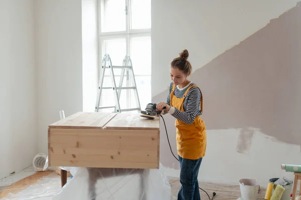 Gelukkige Jonge Vrouw Die Een Houten Kast Herbouwt Haar Huis — Stockfoto