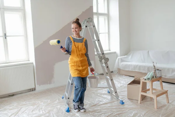 Joyeux Jeune Femme Refaisant Nouvelle Maison Peignant Des Murs Concept — Photo