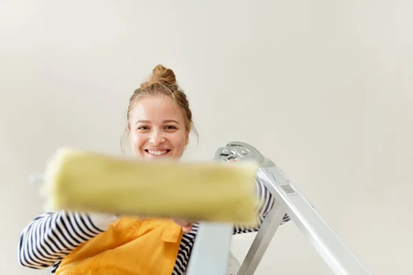 Gelukkige Jonge Vrouw Die Haar Nieuwe Huis Herbouwt Muren Schildert — Stockfoto