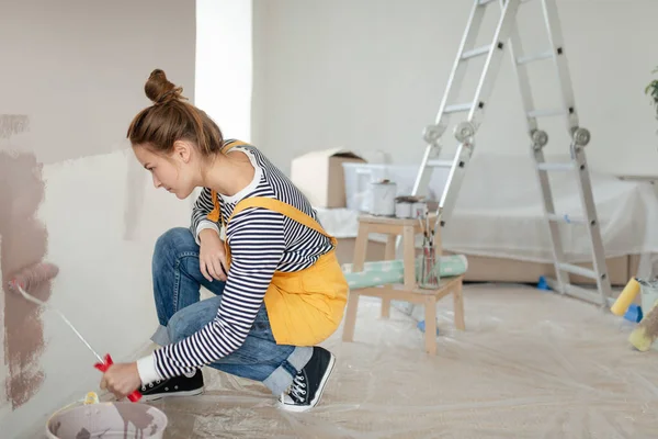 Glückliche Junge Frau Beim Renovieren Ihres Neuen Hauses Beim Bemalen — Stockfoto