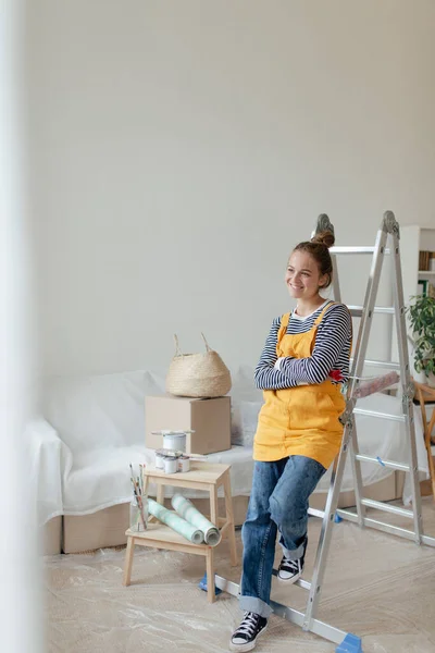 Joyeux Jeune Femme Ayant Pause Pendant Rénovation Maison — Photo