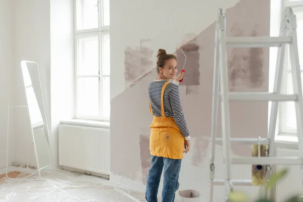 Gelukkige Jonge Vrouw Die Haar Nieuwe Huis Herbouwt Muren Schildert — Stockfoto