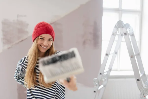 Gelukkige Jonge Vrouw Die Haar Nieuwe Huis Herbouwt Muren Schildert — Stockfoto