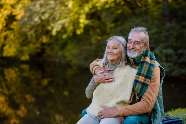Senior Pár Zamilovaný Sedí Spolu Lavičce Jezera Během Podzimního Dne — Stock fotografie